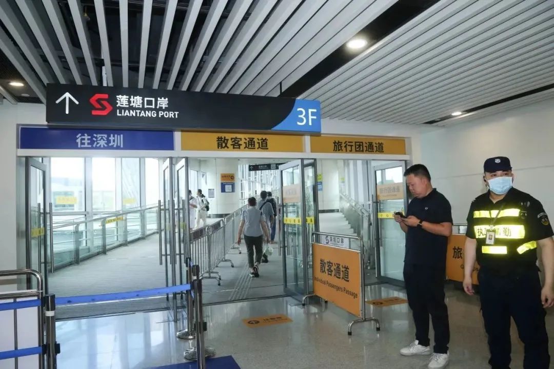 出入境客流量统计数据显示,连日来出入境客流呈高峰态势(图2) 832.jpg